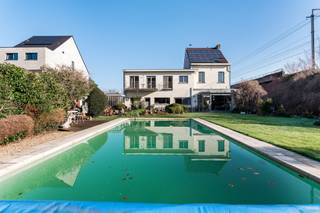 Op een prachtig perceel van maar liefst 2.456 m², gelegen op een uiterst centrale locatie in Weerde, bevindt zich dit uitzonderlijke...