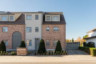 Dit mooie landelijke appartement vinden we terug op de Leopoldlaan in Pelt. Het appartement bevindt zich op het gelijkvloers in een recente blok. <br />Indeling: Inkomhal, slaapkamer, apart toilet, badkamer, ruime woonkamer met open keuken en rechtstreeks toegang tot het terras.<br /><br />Kelder: Staanplaats aanwezig.<br />Buiten: Extra staanplaats aanwezig.<br /><br />Extra:<br /><br />Mooi terras<br />Top ligging<br />Prachtig uitzicht<br /><br />Appartement is momenteel verhuurd voor 750 euro / maand