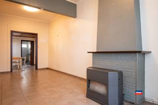 HOBOKEN | TE RENOVEREN RIJWONING MET TWEE SLAAPKAMERS EN TUIN | EPC F |Indeling als volgt: inkom/traphal - woonkamer - geïnstalleerde keuken met...