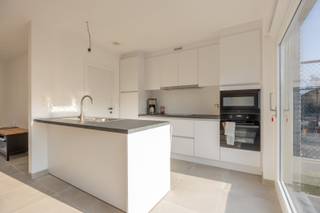 Deze nieuwbouwwoning is opgetrokken in 2025 en zeer rustig gelegen met privatieve parkeerplaats nabij het vernieuwde park van Adinkerke (De Panne)...