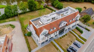 Duplex penthouse ( 279 m2 ) + extra bureelruimte ( 77 m2 ) op gelijkvloers uitkijkend op de tuin .Prachtige penthouse gelegen op één van de mooiste...