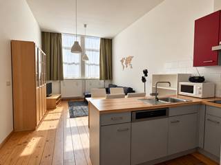 <p>Licht, instapklaar appartement van ca 68 m² op een heerlijke locatie in hartje Zuid. Het appartement is gelegen in de rustige Coquilhatstraat op de eerste verdieping. Vlakbij de Marnixplaats en het Koninklijk Museum voor Schone Kunsten en met de hipste restaurants en cafeetjes van ’t stad binnen wandelafstand.</p>
<p>De leefruimte op doorlopende parketvloer is aangenaam licht dankzij de grote raampartijen en hoge plafonds.</p>
<p>De open keuken beschikt over alle nodige inbouwtoestellen: kookvuur, koelkast met vriesvak, vaatwasser en oven.</p>
<p>Aan de achterzijde bevinden zich twee ruime, volwaardige slaapkamers.<br />De hoofdslaapkamer biedt bovendien toegang tot het gezellige terras van maar liefst ca 10 m², dat zich uitstrekt over de volledige breedte van het appartement. Hier is het werkelijk genieten.<br />De naastgelegen badkamer is voorzien van combinatie ligbad/douche en lavabo.</p>
<p>Apart gastentoilet. Bergruimte met aansluiting voor wasmachine.<br />Een tweede ruime berging kan bovendien ook dienst doen als dressing.</p>
<p>Een privatieve kelderberging is reeds begrepen in de huurprijs.</p>
<p>Gemeenschappelijke lasten: 30 Euro per maand.<br />Alle nutsvoorzieningen (gas, elektriciteit en water) zijn privé op te nemen door de huurder.</p>
<p>Beschikbaar vanaf 1 december 2026</p>