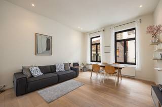 <p><span>Het appartement is gelegen in het kloppend hart van onze Winkelstad, om de hoek van de Wilde Zee, op wandelafstand van de Groenplaats, Grote Markt en het Mechelsplein, … noem maar op, op 15 minuten wandel je naar elke uithoek van de Koekenstad. Kortom, ideaal als uitvalsbasis voor het oh zo zalige stadsleven. Ideaal om je eigen stadsverhaal te schrijven, ideaal als investering of als pied-à-terre.</span></p><p><span> </span></p><p><span>-</span><span> </span><span>Volledig gerenoveerd gebouw en appartement</span></p><p><span>-</span><span> </span><span>Zalig zonneterras</span></p><p><span>-</span><span> </span><span>Gunstig EPC</span></p><p><span> </span></p><p><span>In een kleinschalig gebouw, bereik je met de trap het appartement op de tweede verdieping. Een lichte leefruimte met open keuken geeft uit op een grote raampartij met toegang tot het gezellige terras. De keuken? Eéntje die je op Pinterest wel eens tegenkomt, ze is afgewerkt met een marmeren werkblad en voorzien van alle toestellen. De parketvloeren zijn doorheen het ganse appartement, met uitzondering van de badkamer en toilet, doorgetrokken.</span></p><p><span> </span></p><p><span>Aan de achterzijde is er een ruime slaapkamer met ingemaakte kast en toegang naar de badkamer met grote inloopdouche. Er is nog een aparte toilet en bergruimte met aansluiting voor wastoestel en droogkast.</span></p><p><span> </span></p><p><span>Wil jij genieten van het stadsleven of zorgeloos investeren? Maak snel een afspraak via </span><span>stad@sinjoor.be</span><span> of 03 283 05 00</span></p>