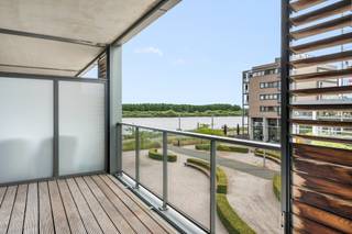 <p>Op de tweede verdieping van een modern en verzorgd appartementencomplex vinden we dit ruime appartement met een bewoonbare oppervlakte van 111 m².<br /><br />De lichtrijke leefruimte biedt plaats aan een gezellige zithoek en een aangename eethoek. Vanuit de woonkamer geniet u bovendien van een mooi zicht op de Schelde, wat zorgt voor een bijzonder aangename woonbeleving. Aansluitend bevindt zich de goed uitgeruste keuken.<br /><br />Het appartement beschikt over twee volwaardige slaapkamers en een verzorgde badkamer. Zowel aan de voor- als achterzijde zijn er terrassen aanwezig: aan de voorzijde bevindt zich een aangenaam en ruim terras met zicht op de omgeving en de Schelde, terwijl het terras aan de achterzijde zorgt voor extra buitenruimte en praktische mogelijkheden. <br /><br />De ligging is een belangrijke troef. In de nabije omgeving vindt u winkels, horeca, het centrum van Temse en andere dagelijkse voorzieningen. Tegelijkertijd zorgen de ligging en de omgeving voor een aangename combinatie van rust, comfort en bereikbaarheid.<br />Het appartement wordt aangeboden inclusief twee naast elkaar gelegen parkeerplaatsen, wat zorgt voor extra praktisch comfort. <br />Een ruim en lichtrijk appartement met twee slaapkamers, mooie terrassen en zicht op de Schelde.<br /><br />Voor wie comfortabel wil wonen, maar ook een interessante opportuniteit voor wie op zoek is naar een investering.<br />Ontdek zelf de ruimte, het uitzicht en de aangename ligging tijdens een bezoek.<br /><br />Aarzel niet om uw bezoek in te plannen via vastgoed@claves.be of het nummer 03/5029874</p>