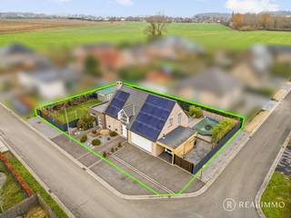 Découvrez cette <strong>villa d’exception</strong>, idéalement située au cœur du très prisé lotissement résidentiel « <strong>La Cabocherie</strong> » à Dottignies. La propriété séduit par ses volumes généreux, sa luminosité remarquable et ses finitions contemporaines soignées. Elle conviendra parfaitement à une famille ou à toute personne souhaitant allier vie privée et activité professionnelle.<br /><strong>Disposition pratique :</strong><br /><strong>RDC</strong> : vaste hall d’entrée, toilette séparée, superbe espace de vie d’environ 65 m² bénéficiant de larges baies vitrées et comprenant une cuisine ouverte entièrement équipée.  Ce niveau accueille également une pièce polyvalente / grand bureau avec accès direct vers l’extérieur, idéal pour une profession libérale ou le télétravail, ainsi qu’une salle de douche, un garage spacieux, une buanderie et un espace de rangement fonctionnel.<strong>  Premier étage</strong> : hall de nuit desservant un dressing, une salle de bains confortable et trois chambres à coucher aux dimensions généreuses.<strong> Extérieurs</strong> : une vaste terrasse et un jardin parfaitement orienté, agrémenté d’une piscine. À l’avant de la maison, une large zone de stationnement privative ainsi qu’un carport viennent compléter cet ensemble de qualité.<br /><br /><strong>PEB économe : 86 kWh/(m².an) - label B</strong>.<br />La maison est équipée de panneaux photovoltaïques et dispose d’une installation électrique conforme.<br /><br /><u><strong>Atouts :</strong></u>
<ul>
	<li>Situation TOP dans un lotissement résidentiel</li>
	<li>Espaces de vie spacieux et lumineux</li>
	<li>Annexe polyvalente adaptée à une profession libérale</li>
	<li>Piscine</li>
	<li>Panneaux solaires</li>
	<li>Électricité conforme</li>
	<li>Habitation économe en énergie</li>
	<li>Garage, carport et possibilités de stationnement supplémentaires</li>
</ul>
<strong><u>FAIRE OFFRE A PARTIR DE 560.000 EUROS.</u> </strong><br /><br />Intéressé(e) ou des questions ?<br />N’hésitez pas à contacter <strong>REALIMMO</strong> au 0471/89 28 25 ou par e-mail à aaron@real-immo.be.