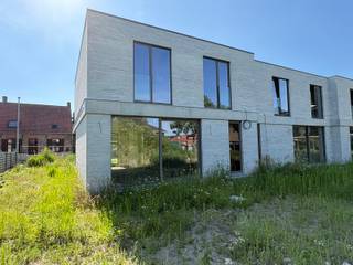 Deze nieuwbouwwoningen combineren de energiezuinigheid en strakke architectuur met oog voor kwaliteitsvolle materialen. De verwarming wordt voorzien door individuele WARMTEPOMPEN, er is eigen energieproductie via zonnepannelen en verluchting via ventilatiesysteem type D. De ramen zijn voorzien van 1.0 hoogrendementsbeglazing met hoogwaardige aluminium profielen. Per woning zijn een badkamer en een douchekamer voorzien.<br /><br />De woningen worden verkocht met aangelegde, waterdoorlatende opritten (kiezels) en met draadafsluiting tussen de tuinen. <br /><br />De ligging te Moerkerke biedt u de rust en groene omgeving van een polderdorp met bakker, slager, supermarkt, scholen, dokter, apotheek en horeca op wandelafstand. Daarnaast bent u er slechts 10 minuten van Brugge en Knokke verwijderd.<br /><br />Contacteer Bonne Vastgoed 7 op 7 via 0468/10.40.40 of info@bonnevastgoed.be voor een afspraak ter plaatse, op kantoor of bij u.