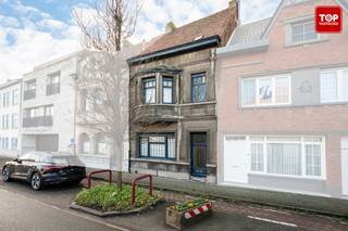 Deze woning ligt in een rustige buurt in Deinze, op wandelafstand van winkels, scholen en het station. Alles wat je nodig hebt, is vlakbij. Ook De Brielmeersen en de Leie zijn in de buurt, ideaal voor wie houdt van groen en ontspanning. Een toplocatie die comfort en bereikbaarheid perfect combineert.<br /><br />Achter de gevel van deze gesloten bebouwing schuilt een verrassend ruime woning met een bewoonbare oppervlakte van 187 m². Op het gelijkvloers vind je een lichtrijke leefruimte, een aparte keuken en een badkamer met een toilet. De woning beschikt over drie volwaardige slaapkamers, waarvan één eventueel ingericht kan worden als bureau of hobbyruimte. Verder is er boven nog een badkamer en een apart toilet, handig voor grotere gezinnen of gasten.<br /><br />De woning is voorzien van centrale verwarming en is over het algemeen op te frissen, wat meteen een mooie kans biedt om alles naar eigen smaak in te richten.<br /><br />Buiten geniet je van een gezellige tuin, ideaal voor een koffiepauze in de zon of een BBQ-moment met vrienden. <br /><br />Deze woning biedt veel potentieel voor wie op zoek is naar ruimte, structuur én mogelijkheden om er een echte thuis van te maken.<br /><br />Contacteer Topvastgoed voor een bezoek op het nummer 0475 700 700.