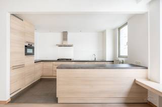 In het harte van Antwerpen ligt dit brandschoon appartement met 3 slaapkamers op de 1 de verdieping. Het appartement heeft een ruime inkom met...