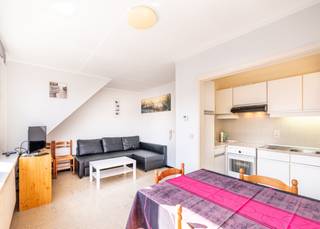 <p><strong>Koksijde-Bad, residentie Nicolas</strong>, <strong>Gezellig appartement in het centrum, 3de verdieping zonder lift.</strong><br />Bestaande uit: inkomhall, woonkamer met open keuken, badkamer met ligbad en lavabo, afzonderlijk toilet en twee slaapkamers. Individuele centrale verwarming met condenserende ketel. Privatieve berging inbegrepen in de prijs.<br /><br />Het zonnige appartement wordt bemeubeld verkocht en is rustig gelegen vlakbij het commerciële centrum.</p>