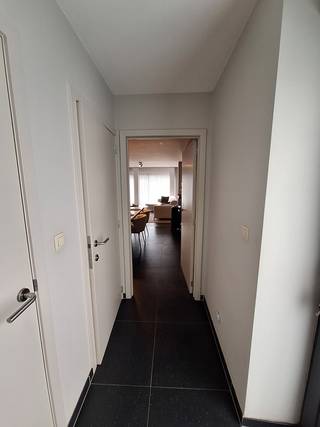 Modern gelijkvloers appartement te Lummen.<br /><br />Dit rustig gelegen appartement heeft twee slaapkamers, een ingerichte keuken en badkamer (met douche en ligbad), living en een berging.<br /><br />Het ruim zonneterras heeft een mooi wijds zicht met knusse tuin.<br /><br />Er is en carport voorzien om een wagen te stallen.<br /><br />De vaste kosten zijn voor het onderhoud van de voortuin en parking ZONDER jaarlijkse afrekening.