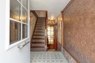 Dans la Boerderijstraat, dans le quartier populaire de Tournai à Courtrai, vous trouverez ce manoir de caractère exceptionnel, une maison qui respire l'authenticité et le charme.Dans toute la maison, vous trouverez de nombreux éléments originaux, tels que de magnifiques vitraux, d'authentiques carreaux de ciment, des portes en bois massif et d'autres détails de caractère qui confèrent au bâtiment un aspect unique. La maison a toujours été entretenue avec le plus grand soin et est en très bon état. En outre, deux autres chambres sont en cours de rénovation complète.Bien que la maison ait besoin d'être rénovée pour l'adapter au niveau de vie contemporain, c'est exactement là que réside son plus grand atout. Dans le respect des éléments authentiques présents, une maison très attrayante et unique peut être créée ici, dans laquelle caractère et confort moderne vont de pair.Le jardin est également une valeur ajoutée absolue. Cet espace extérieur parfaitement entretenu respire la paix et le charme et, avec son atmosphère chaleureuse et ses plantes matures, rappelle un coin idyllique du sud de la France.L'emplacement est excellent, dans le quartier populaire de Tournai, à quelques pas de la Grote Markt, de la gare, des magasins, des écoles et de nombreuses autres commodités. Ainsi, vous pouvez profiter du confort de la ville sans sacrifier la qualité de vie.Une opportunité rare pour ceux qui recherchent une maison avec une âme. Grâce à une rénovation réfléchie, cette demeure de caractère peut redevenir un véritable joyau qui met pleinement en valeur son charme historique.Ce bien est soumis à l'obligation de rénovation imposée par le gouvernement flamand pour les bâtiments résidentiels (sauf en cas de démolition dans les 5 ans suivant l'achat). Pour plus d'informations, veuillez consulter le site web de l'Agence flamande de l'Énergie et du Climat via https://www.vlaanderen.be/een-woning-kopen/renovatieverplichting-voor-residentiele-gebouwenRegistre des mesures: non