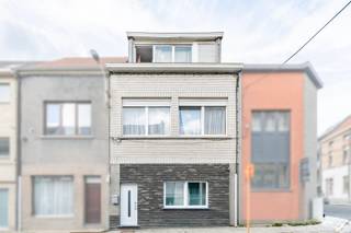 <p><strong>Ben je op zoek naar een ruime woning met 3 slaapkamers en 2 badkamers op een uitstekende ligging in Aalst? Gevonden!</strong><br />In de Borluutstraat woon je op slechts 5 minuten wandelen van het station en het centrum. Winkels, horeca, scholen en openbaar vervoer zijn vlot bereikbaar en met de wagen bereik je de autosnelweg in enkele minuten. Deze woning beschikt over centrale verwarming met een condensatieketel en heeft EPC-label D: er geldt dus geen energetische renovatieverplichting.<br /><br />Via de inkomhal kom je in de gezellige woonkamer met zit- en eethoek van 27 m². Achteraan bevindt zich de afzonderlijke, ingerichte keuken van 15 m², met veel kast- en werkruimte en een dakvenster dat extra daglicht binnenbrengt. Een apart toilet en praktische kastruimte vervolledigen het gelijkvloers.<br />Op de eerste verdieping vind je een ruime slaapkamer van 21 m², een berging en een eerste badkamer met ligbad, dubbele wastafel en toilet. De tweede verdieping omvat nog twee slaapkamers en een tweede badkamer met douche, wastafel en toilet.<br /><br />Zoek je een ruime thuis met alle voorzieningen binnen handbereik? Contacteer ERA Living snel voor een bezoek!</p>