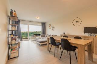 <h1><span>Instapklaar gerenoveerd 1-slaapkamerappartement met prachtig uitzicht op de Brusselse Forten</span></h1><h1><span> </span></h1><p><span>Op zoek naar een instapklaar appartement met een schitterend groen uitzicht én een uitstekende ligging? Dan is dit volledig gerenoveerde 1-slaapkamerappartement op de </span><span>8ste verdieping</span><span> (bereikbaar met lift) beslist een bezoek waard.</span></p><p><span> </span></p><p><span>Dankzij de ligging aan de stadsrand van Dendermonde geniet u dagelijks van een uniek panoramisch zicht op de Brusselse Forten, het omliggende groen en het water. Bovendien bevinden winkels, scholen, het station, openbaar vervoer, restaurants en prachtige fiets- en wandelroutes zich op wandelafstand.</span></p><p><span>U wordt verwelkomd in de inkomhal met gastentoilet. De vernieuwde badkamer is uitgerust met een stijlvolle inloopdouche en een modern lavabomeubel. De lichtrijke leefruimte biedt een aangename woonbeleving en sluit aan op de keuken, die eveneens toegang geeft tot het zonnige terras van ca. </span><span>11 m²</span><span>. Ook de ruime slaapkamer beschikt over een rechtstreekse toegang tot het terras, waar u in alle rust kunt genieten van het uitzonderlijke uitzicht.</span></p><p><span> </span></p><p><span>Daarnaast beschikt het appartement over een privatieve kelderberging. Rond het gebouw zijn gemeenschappelijke parkeerplaatsen voorzien die vrij toegankelijk zijn voor bewoners en bezoekers. Wie extra comfort wenst, kan optioneel een ondergrondse autostaanplaats (nr. 52) aankopen voor </span><span>€</span><span> </span><span>19.000</span><span>.</span></p><h3><span>Troeven: </span><span>zonnig terras van ca. 11 m² met uniek uitzicht, EPC-label B (113 kWh/m²/jaar), conforme elektrische installatie, geldig tot 2043, vernieuwde ramen met HR++ beglazing (alu profielen), privatieve kelderberging, gemeenschappelijke parkeergelegenheid. </span></h3><h3><span> </span></h3><h3><span>Mogelijkheid tot aankoop aan slechts </span><span>2% registratierechten</span><span> bij eigen bewoning (indien aan de voorwaarden wordt voldaan). </span></h3><p><span>Bent u op zoek naar een comfortabel startersappartement, een zorgeloze woonst of een interessante investering met mooi verhuurpotentieel? Dan is dit appartement absoluut een buitenkans.</span></p><p><span> </span></p><p><span>Plan vandaag nog uw bezoek en ontdek zelf alle troeven van dit prachtige appartement.</span></p><p><span>Contacteer ons voor meer informatie of om een afspraak in te plannen, T. 052/55.55.55 | <span>info@immotwins.be</span></span><span> - <span>www.immotwins.be</span></span><span> </span></p><p><span> </span></p>