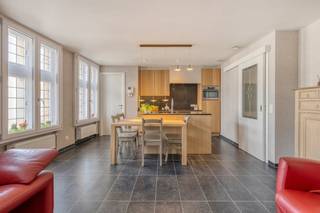 In de historische Spanjaardstraat, gelegen nabij de Augustijnenrei, bevindt zich dit unieke appartement in de prestigieuze Residentie Villa Medici.Bij het binnenkomen in dit historische pand, waarvan de oorsprong van de gevel teruggaat tot de 17e eeuw, valt direct de harmonie tussen geschiedenis en moderniteit op. Waar het gebouw vroeger statige grandeur uitstraalde, is het inmiddels volledig vernieuwbouwd tot een hedendaagse parel. De ruimtes genieten van een hoogwaardige afwerking die de authentieke ziel van de Brugse binnenstad perfect combineert met alle modern comfort.Indeling:-1°V.: Kelderberging (04)Glvl.:- Staanplaats (8) € 49.000,002°V.:- Inkomhal met apart toilet- Een sfeervolle woonkamer die rust en authenticiteit uitstraalt.- Open keuken, volledig ingericht- Slaapkamer- Badkamer voorzien van eigentijds sanitair en kwalitatieve materialen.De ligging nabij de Augustijnenrei maakt het plaatje compleet. U woont hier in een oase van rust, terwijl de historische markt, de reitjes en de gezellige Brugse pleinen letterlijk om de hoek liggen.