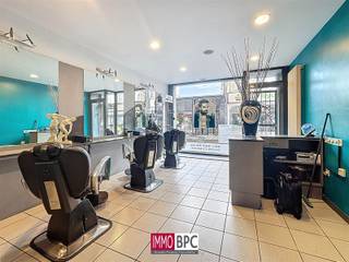 Located just a stone's throw from Place du Miroir, in a sought-after area of Jette, this commercial home combines a professional space on the...