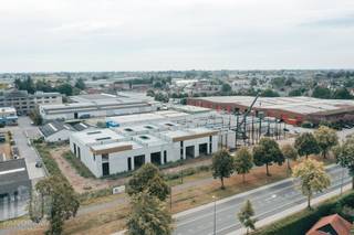 Op zoek naar een bedrijfsruimte waarin u meteen kan starten?<br />Bedrijvenpark <strong>"URSUS"</strong> biedt 17 KMO-units te koop, met oppervlaktes tussen 175 m² en 227 m² (samenvoegbaar tot grotere oppervlaktes). <br /><br />Inbegrepen in uw unit waardoor u meteen aan de slag kan:<br />- 4 lichtpunten<br />- sectionale poort<br />- waterkraan<br />- keuring water & elektriciteit<br />- 2 stopcontacten <br /><br />De casco magazijnen (en eventueel bijhorende kantoren) zijn opgebouwd uit geprefabriceerde geïsoleerde sandwichelementen in beton of metalen sandwichpanelen of een combinatie van beide. De loodsen, allen brandklasse B, hebben een vrije hoogte van +/- 6 meter en zijn toegankelijk via een automatische sectionale poort (al dan niet met een aparte toegangsdeur en glaspartij) en zijn voorzien van een lichtstraat. De duurzame bedrijfsgebouwen zijn gelegen in industriegebied voor ambachtelijke bedrijven en KMO's en zijn geschikt voor zowel opslag, productie, verwerking van goederen, groothandel, transport -en distributieactiviteiten, ... <br /><br />Fantastisch gelegen nabij het centrum van Meulebeke en Tielt, op amper 4 km van de Brugsesteenweg (N50) en op slechts 5 km van de Pittemsesteenweg (N37) met een vlotte verbinding naar de E403 op- en afrit 8 Roeselare-Beveren.<br />De units 1 tot en met 10 genieten van een uitstekende zichtbaarheid vanaf de Randweg. Per unit zijn er minstens twee privatieve parkeerplaatsen voorzien.<br /><br />Oplevering voorzien: Q4 2026<br /><br />Per unit zijn er minstens twee privatieve parkeerplaatsen voorzien.<br />Er zijn ruime parkeer- en manoeuvreerruimte voorzien op het terrein. <br /><br />Contacteer <strong>PANORAMA B2B</strong> voor bijkomende inlichtingen, plannen of een vrijblijvend plaatsbezoek <strong>050 300 800</strong>.