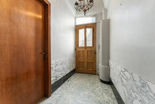 Deze statige burgerwoning biedt een zee aan ruimte en tal van mogelijkheden. Met een grote bewoonbare oppervlakte en de mogelijkheid om wonen en werken te combineren, is dit de ideale woning voor wie houdt van karakter en ruimte.<br />Belangrijkste kenmerken:
<ul>
	<li>Authentieke elementen zoals hoge plafonds, mooie deuren, sierlijsten en originele vloeren in goede staat</li>
	<li>Ruime indeling, perfect voor een combinatie van privé en beroepsactiviteiten</li>
	<li>Gezellige stadstuin als rustpunt in de stad</li>
	<li>Centrale ligging in Roeselare, nabij winkels, openbaar groen en het station</li>
</ul>
<strong>Richtprijs: €289.000</strong><br />Een unieke kans voor wie van een renovatieproject een droomwoning wil maken. Kom snel de mogelijkheden ontdekken!