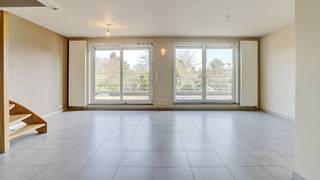 Rustig gelegen duplex-appartement van 130m² (lift tussen 1e en 2de verdieping) met ruim zuid-oost terras van 14m² (breedte 7m x diepte circa 2m)...