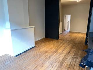 <h1><span>Instapklaar 2-slaapkamerappartement in hartje Antwerpen</span></h1><p><span>Welkom in dit instapklare 2-slaapkamerappartement van ca. 79 m², gelegen op de tweede verdieping van een kleinschalig gebouw in de populaire Nationalestraat, pal in het centrum van Antwerpen.</span></p><p><span>Bij het binnenkomen word je meteen verwelkomd in de aangename leefruimte. De authentieke planchetvloer zorgt voor een warme en karaktervolle uitstraling. Dankzij de open indeling is er voldoende ruimte voor zowel een comfortabele zithoek als een ruime eettafel.</span></p><p><span>De open keuken sluit mooi aan op de leefruimte en is volledig uitgerust met de nodige toestellen, waaronder een koelkast met diepvries, vaatwasser, elektrische kookplaat en meer.</span></p><p><span>Aan de achterzijde van het appartement bevindt zich de ruime hoofdslaapkamer. Dankzij de ligging aan de rustige achterzijde geniet je hier van meer privacy en minder hinder van het levendige straatbeeld. Daarnaast beschikt het appartement over een tweede slaapkamer, die eveneens perfect kan worden ingericht als bureau, dressing of extra bergruimte.</span></p><p><span>De betegelde badkamer is voorzien van een dubbele lavabo en een comfortabele inloopdouche. Er is bovendien voldoende plaats voor zowel een wasmachine als droogkast.</span></p><h3><span>Troeven</span></h3><ul><li><span>2 slaapkamers</span></li><li><span>Ruime slaapkamer aan de rustige achterzijde</span></li><li><span>Plaats voor wasmachine en droogkast</span></li><li><span>Gemeenschappelijke fietsenstalling</span></li><li><span>Toplocatie in het centrum van Antwerpen</span></li><li><span>Gunstig EPC</span></li></ul><p><span>Beschikbaar vanaf 1 oktober</span></p><p><span>Huurprijs:</span><span> 995/maand<br /></span><span>Algemene kosten:</span><span> 55/maand, inclusief waterverbruik</span></p><p><span>Een ideaal appartement voor wie comfortabel en centraal wil wonen in het bruisende Antwerpen, met winkels, horeca, openbaar vervoer en alle voorzieningen op wandelafstand.</span></p>