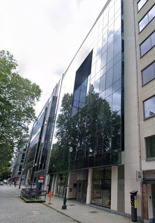 Kantoor te huur met ideale ligging in het hart van de Europese wijk. Talrijke faciliteiten in de onmiddellijke omgeving (winkels, bars,...