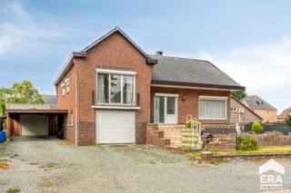 ichtrijke gezinswoning op 653m² te koop in Lommel!
<p><strong>Lommel-Centrum: Charmante en goed onderhouden gezinswoning (169m²) met 3 slaapkamers op 653m².</strong></p>
<p> </p>
<p>Deze mooie en goed verzorgde split-level woning werd gebouwd in 1965, biedt veel potentieel en dient deels gerenoveerd te worden.</p>
<p>Enkele troeven:</p>
<ul><li>Topligging
<ul><li>Op wandelafstand van Lommel-Centrum</li><li>Nabij verschillende scholen, winkels, openbaar vervoer, sportgelegenheden, ..</li><li>Op ca. 10 minuten van de Nederlandse grens en op ca. 30 minuten van o.a. Eindhoven</li></ul>
</li><li>Mooi aangelegd en onderhouden perceel van 653m² met terras, tuinhuis en W-oriëntatie</li><li>3 slaapkamers (waarvan 1 kinderkamer)</li><li>PCV ramen met dubbel glas in leefruimtes</li><li>Conforme elektrische installatie</li><li>Lichtrijke ruimtes</li><li>Inpandige en ruime vrijstaande garage aanwezig</li><li>Ruime kelderverdieping</li></ul>
<p>Indeling: plannen in bijlagen.</p>