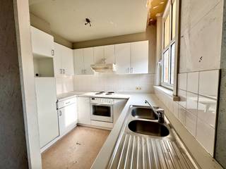 BEKIJK DE VASTGOEDVIDEO: https://youtube.com/embed/U1cjKeZ1mS8<br /><br />Er is mogelijkheid tot aankoop van een overdekte autostandplaats met afgesloten poort achteraan de woning. Van daaruit kan er een directe toegang voorzien worden tot de woning.<br /><br />Indeling:<br /><br />Glv: inkomhal (10.50m²) - ruime leefruimte met mogelijkheid tot het plaatsen van een keuken (106.50m²) - slaapkamer 1 (23.10m²) - toilet <br /><br />Verdieping 1: slaapkamers 2 en 3 (32.70m² - 28.10m²) <br /><br />Verdieping 2: slaapkamers 4 en 5 (31.40m² - 14.70m²) waarvan 1 met kitchenette - badkamer met ligbad en enkel lavabomeubel (6.90m²)<br /><br />Verdieping 3: zolder (45m²)<br /><br />Verdieping -1: droge kelder (13m²)<br /><br />Extra: mogelijkheid tot dakterras - centrale verwarming op aardgas - overal hoogrendementsbeglazing aanwezig (aluminium) - asbestveilig