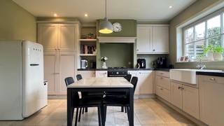 <p>Bent u op zoek naar een instapklare, smaakvol afgewerkte woning waar duurzaamheid, comfort en lichtinval centraal staan?</p><p>Deze prachtig afgewerkte thuis in Oostrozebeke biedt alles wat u zoekt. Gelegen in een rustige, residentiële omgeving, combineert dit vastgoed een vlotte bereikbaarheid met het comfort van een hoogwaardige woning.</p><p>Geniet u van een uitstekende ligging met scholen, openbaar vervoer, lokale handelszaken en sportfaciliteiten in de directe nabijheid.<br />Een perfecte uitvalsbasis voor wie houdt van een rustige woonomgeving, zonder in te boeten op een vlotte verbinding naar omliggende steden zoals Waregem, Tielt, Kortrijk en Roeselare.</p><p>De woning bestaat uit een inkomhal, toilet, afzonderlijke bureauruimte met maatkasten en vestiaire, een lichtrijke leefruimte met eet-en zithoek, een volledig geïnstalleerde keuken voorzien van alle moderne toestellen, een aansluitend praktische was-en bergplaats.<br />Op de eerste verdieping bevinden zich 3 ruime slaapkamers (waarvan 1 met maatkasten), een badkamer uitgerust met een douche, ligbad, dubbel lavabomeubel en een afzonderlijk toilet.<br />Via de tweede vaste trap bereikt u de volledig ingerichte zolder voorzien van maatkasten, met mogelijkheid te gebruiken als extra slaapkamers, bureau of hobbyruimte.<br />Mooi aangelegde tuin met terras in blauwsteen, lounge en tuinberging.<br />Extra uitweg met parkeergelegenheid (carport) voor 2 wagens.</p>
