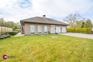 <p><span>Charmante bungalow op een prachtig perceel in Boortmeerbeek</span></p><p><span> </span></p><p><span>Deze charmante bungalow is ideaal gelegen tussen Leuven en Mechelen en biedt een perfecte combinatie van comfort, rust en bereikbaarheid.</span></p><p><span> </span></p><p><span>Bij het betreden van de woning kom je binnen in een verzorgde inkomhal met apart toilet. De lichtrijke en ruime leefruimte vormt het hart van de woning en is uitgerust met een gezellige houthaard, ideaal voor sfeervolle avonden. Aansluitend bevindt zich een aangename leefveranda, waar je geniet van een prachtig zicht op de tuin en de achterliggende groenzone. De volledig ingerichte keuken is voorzien van alle comfort en heeft aansluitend een praktische berging. </span></p><p><span> </span></p><p><span>De woning beschikt verder over 3 slaapkamers en een vernieuwde badkamer met wastafel en inloopdouche. Extra troeven zijn de ruime inpandige garage, geschikt voor één wagen, én een bijkomende hoge garage in de tuin, ideaal voor opslag of zelfstandige activiteit.</span></p><p><span> </span></p><p><span>De grote tuin van maar liefst 18a 50ca biedt tal van mogelijkheden voor tuinliefhebbers, gezinnen of wie op zoek is naar extra buitenruimte en privacy.</span></p><p><span> </span></p><p><span>Interesse in een bezoek? Contacteer ons!</span></p><p><span> </span></p><p><span>015 20 36 00 – <span>info@domoxim.be</span></span><span> </span></p><p><span> </span></p><p><span>domoXim. Waar dromen thuis komen!</span></p><p><span> </span></p><p><span>Ook benieuwd naar de waarde van je </span><span>eigen</span><span> woning? Wij geven je graag advies.</span></p>