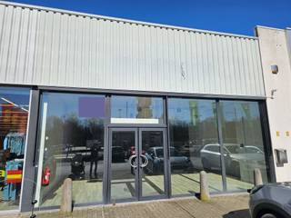 Mooie commerciële oppervlakte, ideaal gelegen langs de Hasseltweg in Genk.Dat is de belangrijkste ligging voor perifere retail rond Genk.Directe buren zijn Maxi Zoo en Wibra. In de nabije omgeving vinden we ook volgende retailers terug: Basic Fit, Epplejeck, Hubo, Beter Bed, Leenbakker, Ava, Jysk, ToolStation, A.S. Adventure, enz....Heb je vragen of interesse in een bezoek? Bel 089 44 12 12 of mail info@lantmeeters.be