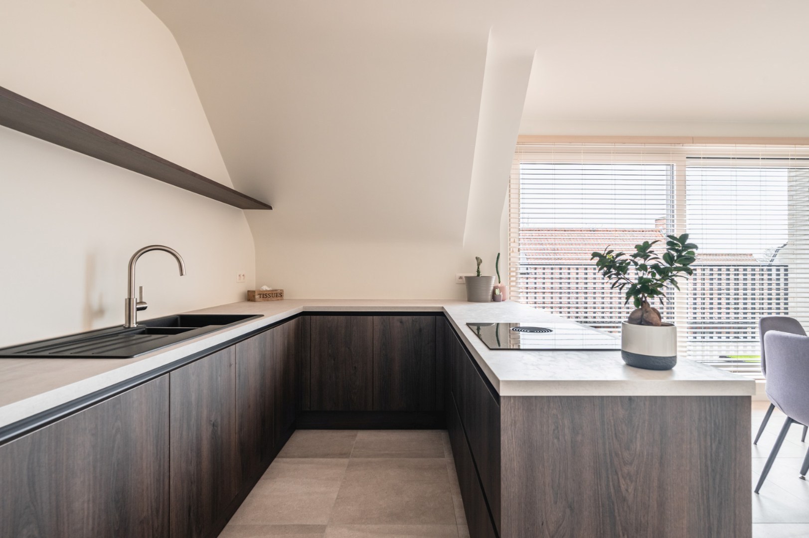 BEN appartement met aangenaam terras, 2 slks, autostaanplaats en direct instapklaar. - foto 4