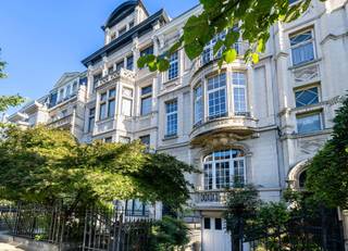 <div>
<p>Ontdek deze prachtige triplex, gelegen in het hart van de prestigieuze Avenue Eugène Demolder – bekend om de kwaliteit van haar architectonisch erfgoed – in een klein appartementencomplex en volledig gerenoveerd in 2022 met hoogwaardige materialen.<br /><br />Achter de prachtige gevel van Franse natuursteen combineert dit pand op perfecte wijze de charme van het verleden met hedendaags comfort. Het is licht en uitstekend onderhouden en valt op door de royale ruimtes, de verzorgde afwerking en de gezellige sfeer.<br /><br />De leefruimte biedt een gezellige en elegante omgeving waar karakteristieke elementen harmonieus samengaan met een moderne en verfijnde renovatie. De volledig uitgeruste keuken, die zowel esthetisch als functioneel is, sluit naadloos aan op de ontvangstruimtes.<br />Het slaapgedeelte bestaat uit drie mooie slaapkamers, waaronder een aangename oudersuite met een eigen kleedkamer, een eigen doucheruimte en een toilet. De twee andere slaapkamers, die comfortabel en licht zijn, delen een tweede doucheruimte met toilet. Een derde apart toilet maakt het geheel compleet voor optimaal dagelijks comfort.<br /><br />De prachtige terrassen vormen een echte troef van het pand: ze vormen een aangename uitbreiding van de leefruimtes en zijn de ideale plek om in alle rust van de mooie dagen te genieten.<br /><br />Ook op technisch vlak is aan alles gedacht: elektriciteit voldoet aan de voorschriften, een Bosch-gascondensatieketel, een recente boiler, kozijnen met dubbele beglazing en een EPC-klasse E. Een zeldzaam object op de markt, dat karakter, comfort en hoogwaardige voorzieningen combineert, ideaal gelegen nabij het Square Riga, het Hamoir-park, winkels, openbaar vervoer en alle voorzieningen. Een gegarandeerde favoriet voor liefhebbers van karaktervolle woningen die direct bewoonbaar zijn.</p>
</div>
<p><strong><br />Hoogtepunten:</strong></p>
<ul>
<li>Triplex met een bewoonbare oppervlakte van ± 170 m² in een elegant karakteristiek huis in Schaerbeek</li>
<li>Prachtige gevel van Franse natuursteen</li>
<li>Geslaagde combinatie van oude charme en modern comfort</li>
<li>Ruime kamers, hoge plafonds en massief houten parket</li>
<li>Volledige renovatie uitgevoerd in 2022 met hoogwaardige materialen</li>
<li>Uitstekende algemene staat van onderhoud</li>
</ul>
<p><b>2e verdieping:</b></p>
<ul>
<li>Entree</li>
<li>Aparte toiletruimte met wastafel</li>
<li>Lichte woonkamer van ± 49 m², bestaande uit drie aaneengesloten ruimtes</li>
<li>Balkon van ± 1,5 m²</li>
<li>Volledig uitgeruste, moderne en functionele keuken</li>
</ul>
<p><strong>Tussenverdieping:</strong></p>
<ul>
<li>Eerste terras van ± 9,5 m² op het zuidoosten</li>
</ul>
<p><strong>3e verdieping:</strong></p>
<ul>
<li>Voorste slaapkamer van ± 14,5 m²</li>
<li>Achterste slaapkamer van ± 17 m² met toegang tot een tweede terras van ± 11 m²</li>
<li>Douchekamer met inloopdouche, dubbele wastafel en toilet van ± 5,5 m²</li>
</ul>
<p><strong>4e verdieping:</strong></p>
<ul>
<li>Ouderslaapkamer van ± 14,5 m²</li>
<li>Ingerichte kleedkamer van ± 4,5 m²</li>
<li>Inloopdouche met grote wastafel en toilet van ± 7 m²</li>
<li>Toegang tot de zolder met extra opbergruimte</li>
</ul>
<p><b>Kelder:</b></p>
<ul>
<li>Kelder nr. 4</li>
</ul>
<p><strong>Technische kenmerken:</strong></p>
<ul>
<li>Elektriciteit conform</li>
<li>Bosch-gascondensatieketel met recente boiler</li>
<li>PVC-kozijnen met dubbele beglazing</li>
<li>Recent dak met verhoging gerealiseerd met vergunning</li>
<li>PEB E</li>
<li>Stedenbouwkundige situatie in orde</li>
<li>Kosten van ± 98 €/maand (gemeenschappelijke kosten en reservefonds)</li>
</ul>
<p><b>Locatie:</b></p>
<ul>
<li>Bevoorrechte ligging aan de prestigieuze Avenue Eugène Demolder</li>
<li>In het hart van de gewilde woonwijk Square Riga</li>
<li>In de onmiddellijke nabijheid van winkels, scholen, openbaar vervoer en alle voorzieningen</li>
<li>Snelle toegang tot het station van Schaarbeek en de belangrijkste verkeersaders</li>
</ul>