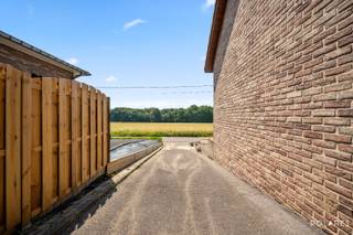 Op zoek naar ruimte, rust en een groene omgeving? Dan is deze charmante open bebouwing in Sint-Margriete-Houtem beslist een bezoek waard.<br /><br />Gelegen op een uitzonderlijk perceel van bijna 28 are biedt deze woning een bewoonbare oppervlakte van 218 m² (volgens EPC) en beschikt ze over een gunstig EPC-label C.<br /><br />Binnen geniet je van een lichtrijke leefruimte met gezellige woonkamer en eetplaats, die naadloos aansluiten op de keuken en de veranda met een prachtig uitzicht op de groene tuin. Op het gelijkvloers bevinden zich daarnaast een slaapkamer, een badkamer, een apart toilet en een extra ruimte die perfect kan dienen als bureau, speelkamer of hobbyruimte.<br /><br />De bovenverdieping telt vier ruime slaapkamers, waardoor deze woning ideaal is voor grote gezinnen of wie op zoek is naar extra woon- of werkruimte.<br /><br />Een absolute troef is de volledige onderkeldering met inpandige garage en meerdere bergplaatsen, goed voor een zee aan praktische opslagruimte.<br /><br />De royale tuin vormt een oase van rust en privacy en biedt tal van mogelijkheden om volop van het buitenleven te genieten.<br /><br />Een woning met een uitstekende combinatie van ruimte, comfort en potentieel, gelegen op een rustige locatie met een vlotte verbinding naar Tienen.<br /><br />Interesse? Contacteer ons vandaag nog voor meer informatie of een bezoek ter plaatse. Marijke@polares.eu