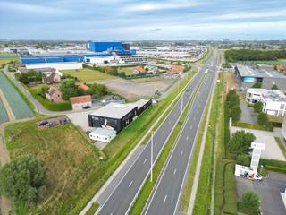 Bâtiment commercial situé à un endroit bien en vue le long du Ring/R32 à Roulers.* Rez-de-chaussée :> Salle d'exposition/bureau d'environ 180 m² :- 2 salles de réunion, dont une grande salle de réunion très lumineuse et une salle de réunion plus petite- salle d'exposition/bureau- sanitaires et douche> Entrepôt/espace de stockage d'environ 295 m²- Superficie d'environ 63m² : hauteur d'environ 2,7 m (sous le bureau), portail d'environ 3 Mbx2MH- Superficie d'environ 87 m² : hauteur d'environ 5,5 m, portail d'environ 3,7 MBx4,2 mH, lucarne- Superficie d'environ 145 m² : hauteur d'environ 3,4 m, double porte, lucarne, chauffage* Bureau au 1er étage d'environ 240m²- bureau ouvert avec beaucoup de lumière naturelle : plafond suspendu avec éclairage intégré, climatisation et chauffage- bureau séparé d'environ 20 m² avec beaucoup de lumière- salle de réunion d'environ 16 m² avec placards intégrés- cuisine- sanitaires séparésGrand parking sur place avec bornes de recharge.