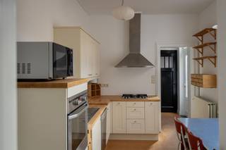 Charmante woning met 3 slaapkamers, stadstuin in het centrum van Turnhout. Garagebox. EPC: 242. Beschikbaar: 01/07/2026Ligging: In de...