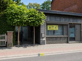 <p><span>Te huur gelijkvloerse woning met 2 slaapkamers en tuin in het centrum van Kalmthout</span><span><br /><br />Bent u op zoek naar een instapklare woning op een uitstekende locatie? Deze charmante en verzorgde woning is centraal gelegen in Kalmthout, op wandel- en fietsafstand van openbaar vervoer, winkels, scholen en met een vlotte verbinding naar de belangrijkste invalswegen.<br /><br />De woning beschikt over twee ruime slaapkamers, een volledig vernieuwde en ingerichte keuken en een stijlvolle badkamer met zowel een inloopdouche als een ligbad. Daarnaast is er een aparte berging, een gastentoilet en een ruime kelder die extra opbergruimte biedt.<br /><br />Buiten geniet u van een mooie, aangename tuin waar u in alle rust kunt ontspannen.<br /><br />Extra troeven:<br /><br />- Centrale ligging in Kalmthout<br />- Nabij openbaar vervoer, winkels, scholen en hoofdwegen<br />- EPC-score C (249 kWh/m²/jaar)<br />- Instapklaar<br />- Ramen voorzijde voorzien van rolluiken en drie dubbel glas <br />- Fietsenstalling met poortje <br />- Pelletkachel<br /><br />Deze woning is ideaal voor een gezin of koppel en is geschikt voor maximaal 3 bewoners.<br /><br />Interesse? Neem gerust contact op voor meer informatie of een bezoek.</span></p>