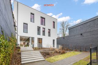 <span>Dit volledig instapklaar handelspand van maar lieftst 700m<sup>2</sup>, gelegen op de welbekende Bondgenotenlaan 116 in Leuven, verdeeld over vier niveaus, en combineert ruimte, comfort en functionaliteit op een absolute toplocatie. Op het gelijkvloers bevindt zich een volledig geïnstalleerd onthaal dat meteen een professionele eerste indruk creëert. Aansluitend vindt u een ruime vergaderruimte met prachtig zicht op de riante tuin, wat zorgt voor een aangename en inspirerende werkomgeving. Verder is er een personeelskeuken met aansluitende badkamer, uitgerust met douche en toilet. Het gebouw beschikt over maar liefst 17 afzonderlijke polyvalente bureaus, elk voorzien van ingebouwde kasten en een lavabo. De ruimtes zijn verspreid over drie verdiepingen, telkens met een aangename natuurlijke lichtinval. Elke verdieping is voorzien van een eigen toilet. Dankzij de lift die alle niveaus met elkaar verbindt, is het pand bijzonder toegankelijk. Als extra troef beschikt dit pand over een uitzonderlijk ruime tuin, ideaal voor ontspanning of informele overlegmomenten in een groene omgeving. De tuin is tevens geschikt voor uw business events.  Daarnaast is er fietsenstalling voorzien. Tenslotte heeft u ook de mogelijkheid om parkeerplaatsen te huren vlakbij het pand. Kortom, dit is de ideale locatie voor uw bedrijf! Heeft u vragen of went u graag een bezichtiging? Aarzel niet om ons te contacteren via  mail of via 016 15 37 11.</span>