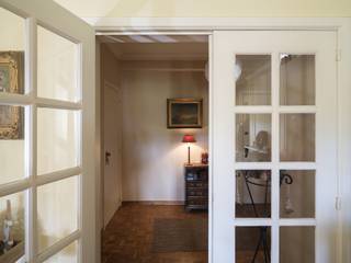 <strong>Ruim en stijlvol duplexappartement (bew. opp. ±154 m²) met 3 slaapkamers, gelegen in de standingvolle residentie ‘Versailles’, op slechts 10 minuten van het centrum van Gent.</strong><br /><br />Aan De Sterre bevindt zich dit karaktervolle en lichtrijke hoekappartement, rustig gelegen aan de achterzijde van de residentie. Dankzij de gunstige ligging bevindt het appartement zich in de onmiddellijke nabijheid van het station Gent-Sint-Pieters, het UZ Gent en het ziekenhuis Maria Middelares.<br /><br />De uitstekende bereikbaarheid is een absolute troef, met vlotte verbindingen via de N43, N60, E40 en E17.<br /><br /><strong>Indeling:</strong><br />De duplex omvat een ruime inkomhal met gastentoilet en een praktische berging met aansluiting voor wasmachine en droogkast. De leefruimte is bijzonder ruim en geniet van veel natuurlijke lichtinval, met een duidelijk zit- en eetgedeelte. De aparte keuken is eveneens voorzien van een bijkomende bergruimte.<br /><br />Op de verdieping bevinden zich drie volwaardige slaapkamers en een ingerichte badkamer.<br /><br />Naast het karakter en het goede onderhoud van het gebouw, geniet men ook van het gemeenschappelijke domein en de groene tuinomgeving.<br /><br />Een privatieve kelder en garagebox zijn inbegrepen in de prijs.<br /><br /><strong>Kortom</strong>, een unieke opportuniteit voor wie houdt van authenticiteit en op zoek is naar een ruim appartement met potentieel op een bijzonder gunstige ligging.