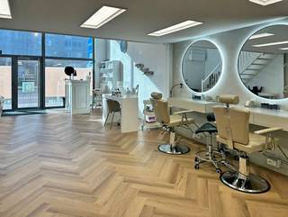 <strong>Zeer ruime en lichtrijke handelsgelijkvloers in Deurne!</strong><br /><br />Op deze zeer centrale locatie in Deurne bevindt zich dit ruim handelspand met veel mogelijkheden.<br /><br />Het handelspand bestaat uit een grote, open ruimte, met veel lichtinval door de grote ramen vooraan. Deze mooie ruimte omvat een open tussenverdieping waar bijvoorbeeld een bureauruimte van gemaakt kan worden. <br /><br />Verder beschikt dit handelspand nog over een apart toilet, een keuken, een technische berging en een privatieve kelderberging. <br /><br />Momenteel is dit verhuurd aan 750€/maand, ideaal als investering dus.<br /><br />Opgelet: niet geschikt voor horeca!<br /><br /><strong>Pluspunten</strong>:<br />+ Verhuurd aan 750€/maand<br />+ Veel natuurlijk lichtinval <br />+ Ruime handel gelijkvloers met tussenverdieping<br />+ Kitchenette & apart toilet<br />+ Privatieve kelderberging<br />+ Veel mogelijkheden<br />+ Centraal gelegen in Deurne<br /><br />Interesse in dit handelspand? Contacteer ons via <strong>03 337 50 70</strong> of <strong>info@vbvastgoed.be</strong> voor meer informatie of een afspraak ter plaatse!