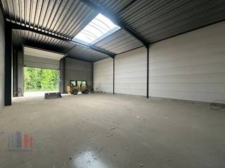 Nieuwbouw KMO-unit met een oppervlakte van 206 m² te koop vlak bij de Meensesteenweg met een onmiddellijke verbinding naar de A19 op- en afrit...