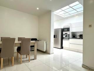 RUIME, perfect onderhouden instapklare woning met 4 SLPK! Indeling: Inkom, ruime living, open keuken met aparte eethoek, badkamer en apart toilet...