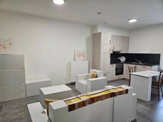 <strong><u>Erkende 1-slaapkamer-assistentiewoning binnen een prestigieuze moderne residentie, gelegen midden hartje Hasselt.</u><br /><br />Deze ruime 1-slaapkamerserviceflat is onmiddellijk beschikbaar!<br />Ideaal voor vaste bewoning, alsook voor kortverblijf (per maand). Niet bemeubeld. <br /><br /><u>TIJDELIJK AAN EEN UITZONDERLIJK LAGE HUURPRIJS!</u><br />Totale huurprijs: gemiddeld <u>slechts +/- € 1.250,00 per maand</u>, omvattende:<br />- <u>huisvesting</u> gedurende het eerste woonjaar*; <br />- <u>basisprijs</u> voor zorgen: € 24,98 per dag** (maandelijks gefactureerd door zorginstelling Korian vzw, op basis van 30</strong> <strong>dagen) <br />- <u>provisie verwarming</u></strong><br /><br />Dit goed gelegen, instapklaar doorloopappartement met een <u>bewoonbare</u> oppervlakte van 60 m² heeft een open zicht op de groene binnentuin en een rustig buitenterras (10 m²!) langs de autovrije straatkant. Het is uitgerust met een centraal oproepsysteem, waarbij 24/7 interne hulpverlening (inwonende conciërges/zorgkundige/…) in de buurt is.<br /><br />Door de gelijkvloerse ligging is er een vlotte toegankelijkheid voor iedereen, ook als u wat minder goed te been bent is dit een zeer goed bereikbaar appartement. In elke ruimte is er aangepaste infrastructuur. De beveiligde inkompoort en gecodeerde hoofddeurgangen zijn uitsluitend toegankelijk voor bewoners, wat uw veiligheid garandeert.<br /><br />Zelfstandige vrijheid, een zorgeloze leefomgeving en optimaal comfort staan centraal: er is een volledig ingerichte moderne keukenhoek en woonkamer, badkamer met inloopdouche en aangepast toilet, berging met aansluiting wasmachine/droogkast, een terras en zelfs een kelderberging. Zowel de leefruimte alsook de slaapkamer geven uit op het terras.<br /><br />De flat is energiezuinig (EPC label A!) en is makkelijk te onderhouden. Eénieder voelt zich in deze residentie “Ursulinenhof” welkom dankzij het onthaal met fysiek aanspreekpunt. De seniorenconsulenten en gespecialiseerde woonadviseurs bieden administratieve hulp. Ook bent u verzekerd (o.a. brand- en familiale-) en krijgt u -indien nodig- bijstand.<br />Naast de zakelijke kant, worden er wekelijks sociaal-culturele activiteiten en entertainment voorzien: concerten, lezingen, hobby-/creaclub, boekenclub, feestgelegenheden (verjaardag, jubileum, e.a. met gastoptredens),…<br /><br />De ruime private fietsstalling, uitgerust met een fietslift, zorgt ervoor dat u makkelijk kan gaan vertoeven buiten de residentie.<br /><br />Kortom: u zal zich geen moment vervelen te midden een begripvolle omgeving, waar zorg en levenskwaliteit prioriteit is binnen een nette en veilige accommodatie, waar eveneens ook uw huisdier welkom is.<br /><br />Optioneel kan men gebruik maken van de gemeenschapsruimtes (o.a. polyvalente ruimte – kinélokaal – kapsalon – brasserie (mogelijkheid tot nuttigen van maaltijden op de site of in de flat) – klusjesdienst bij herstellingen - …<br /><br />Spendeert u uw zilveren jaren in deze charmante serviceflat? Contacteer ons voor een bezichtiging!<br /><br />Ben je op zoek naar een oase van rust die toch alles wat je nodig hebt aanbiedt op een steenworp van je voordeur, of wil je graag een interessante investering doen? Dan is dit assistentie-appartement zeker iets voor jou. Wil jij hier komen wonen? Surf naar www.vdv-vanderveken.be/te-huur, kies voor dit appartement en vul de fiche in (in het gouden balkje op “Ik wil dit pand huren!” klikken).<br /><br /><em>*De prijs van de huurcomponent wordt jaarlijks geëvalueerd en blijft stabiel bij goed onderhoud. Dit is in beheer van de eigenaar/verhuurder. <br />**Basisdagprijs en huurcomponent onderhevig aan indexaties gebaseerd op overschrijding van de spilindex. Dit is volledig in beheer van Korian vzw. </em><br />