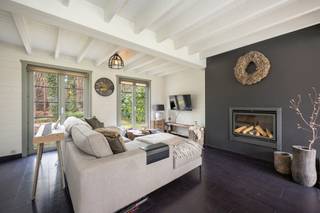 Jonge (bj 2004) instapklare weekendwoning met 3 slaapkamers op een mooi perceel van 878m² met prima oriëntatie op het zuiden. Gelegen in een uitermate rustige omgeving nabij het centrum van Halle-Zoersel, ideaal voor liefhebbers van natuur, rust en privacy. Permanente bewoning in feite niet toegestaan.<br /><br />INDELING: Inkomhal met gastentoilet – Zeer aangename door-zon leefruimte voorzien van gezellige haard en met aanpalend open keuken voorzien van alle nodige toestellen – Gelijkvloerse badkamer met lavabomeubel, douchecel… V1 omvat 3 ruime slaapkamers en een sanitaire ruimte – Buiten treffen we een mooi aangelegd terras met perfecte oriëntatie alsook een tuinhuis en verdere extra's - Voldoende ruimte voor het parkeren van meerdere wagens.<br /><br />BIJZONDERHEDEN: ideaal voor starters en koppels die houden van rust en kalmte en toch dichtbij het centrum van Halle-Zoersel willen wonen – Woning in zeer goede staat van onderhoud – Energiezuinig… EPC: 309 UC: 3811029 - Airco's met warmtewisselaar - Woning gelegen in verblijfsrecreatie – Stedenbouwkundige info in aanvraag – P&amp;G score: A - Plan op aanvraag te verkrijgen. Huidige huurders thans in opzegperiode.