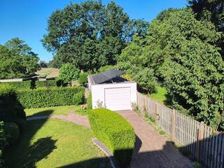 Opendeur op zaterdag 20 juni van 11 tot 15 uur.<br /><br />Bent u op zoek naar een instapklare, energiezuinige woning die ruimte biedt voor al uw plannen? Deze uitstekend onderhouden halfopen bebouwing (bouwjaar 1981) combineert modern comfort, een gunstig energielabel én een idyllische, groene ligging. Of u nu een groot gezin heeft, een nieuw samengesteld gezin vormt, een zelfstandige activiteit uitoefent, of droomt van een hobbyruimte aan huis: hier kan het allemaal.<br />Belangrijkste troeven in de kijker:<br />•Gunstig EPC-label B: Dankzij onder andere de hoogrendementsbeglazing geniet u van een lage energiefactuur en bent u volledig vrijgesteld van de renovatieverplichting.<br />•Modern comfort: Zowel de keuken als de badkamer werden recent volledig vernieuwd en zijn smaakvol ingericht.<br />•5 slaapkamers en flexibiliteit: Een zee van ruimte. Perfect als gezinswoning, maar de kamers lenen zich ook ideaal als thuiskantoor, hobbyruimte of privéfitness.<br />•Grote garage met werkplaats (50m²): Een droom voor een zelfstandige, autoliefhebber of handige klusser, <br />•18 Zonnepanelen met subsidie-opbrengst tot 2032.<br />•Groene ligging: Een mooie, volgroeide tuin met daarachter een prachtig stuk landbouwgrond vol bomen. <br /><br />website www. meerhoutburgemeesteradriaensenlaan72.be