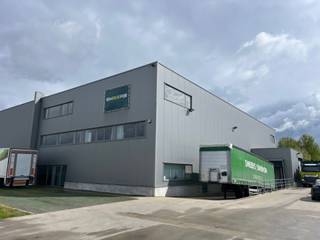 Location avec logement de concierge à Bilzen ! Espace de stockage de 2500m² avec une hauteur libre de 10m, ainsi que 300m² de bureaux et un appartement de 300m².<br />Pour des questions supplémentaires, vous pouvez appeler au 0472.23.39.46.