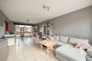 <p><span>Ontdek dit instapklare gelijkvloers appartement in een zeer rustige wijk nabij Leuven. U komt binnen via een aangename inkomhal met ingebouwde kast. De lichtrijke leefruimte biedt zowel een gezellige zithoek als een eetplaats en sluit aan op de praktische keuken, uitgerust met kookplaat, vaatwasser, wastafel, koelkast en voldoende kastruimte.</span></p><p><span>Aansluitend bevindt zich een aparte berging met aansluiting voor wasmachine en droogkast, ideaal voor extra stockage. Het appartement beschikt over twee volwaardige slaapkamers en een badkamer met bad-douchecombinatie, toilet en wastafel.</span></p><p><span>Geniet buiten van een overdekt terras en een privatieve tuin. Verder is er ook nog een privatieve garagebox alsook een extra staanplaats. Het appartement is momenteel verhuurd. Mooie extra, er zijn momenteel geen gemeenschappelijke kosten.</span></p><p><span>Op zoek naar een instapklaar appartement of naar een investeringseigendom? Contacteer ons op 016 15 31 15 of info@immolivit.be.</span></p>