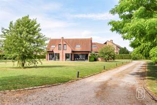 <p><span><span>Deze prachtige villa ligt in een volledig omheinde, groene omgeving in het rustige dorpje Templeuve.</span></span></p><p><span><span>Op de begane grond bestaat de villa uit een hal met een open trap, een apart toilet, een garderobe, een mooie, lichte woonkamer met een K7-haard, een volledig uitgeruste aparte keuken, een wasruimte, een ouderslaapkamer met eigen badkamer, een doucheruimte met alle voorzieningen, een inloopkast en een garage voor twee auto's.</span></span></p><p><span><span>Op de bovenverdieping bevinden zich een ruime overloop, een apart toilet, een aparte douche, een badkamer, 5 slaapkamers, waarvan 1 van 50 m² die als speelkamer of kantoor kan worden gebruikt.</span></span></p><p><span><span>Buiten kunt u genieten van een beboste en beveiligde tuin die aan het zicht onttrokken is, een terras van natuursteen, elektrische poorten, een eigen oprit en parkeergelegenheid voor 5 auto’s</span></span></p><p><span><span>Technische gegevens: </span></span></p><p><span><span>Ligging: zuidwest</span></span></p><p><span><span>EPB B </span></span></p><p><span><span>Elektriciteit conform</span></span></p><p><span><span>Elektrische rolluiken </span></span></p><p><span><span>Regenwaterreservoir van 10.000l</span></span></p><p><span><span>Nieuwe gascondensatieketel.</span></span></p><p><span><span>Radiatoren in alle kamers (behalve garage en wasruimte).</span></span></p><p> </p><p><span><span>Een unieke kans om uw droom waar te maken, zeer zeldzaam in deze regio, zeker een bezichtiging waard.</span></span></p>