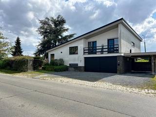 Prachtig gelegen, vrijstaande woning bestaande uit een inkomhal met afzonderlijk toilet, gezellige leefruimte met zithoek en eetplaats,...