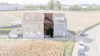 Lichtrijpande woning nabij station Lot, winkels en scholen. Inkomhal, gezellige woon- en eetkamer, deels ingerichte keuken met terras. 1e...