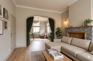 Bent u op zoek naar een huis te koop in Gullegem waar u uw eigen stempel op kunt drukken? Deze ruime woning, gelegen op een perceel van 1190 m² in de rustige Kasteelweg 22, biedt een unieke kans voor wie houdt van groen, privacy en renovatiemogelijkheden.De woning beschikt over een inkomhal, gezellige leefruimte, keuken, badkamer, apart toilet en drie slaapkamers. Daarnaast vindt u er een praktische garage en berging.De grote tuin is een waar paradijs voor natuurliefhebbers en biedt volop mogelijkheden om te genieten van het buitenleven. Dankzij de ligging in een recreatief parkgebied profiteert u van een groene omgeving én de nabijheid van voorzieningen in GullegemDit pand is ideaal voor wie op zoek is naar een te renoveren woning in Gullegem. Deze AI-visualisaties zijn bedoeld als inspiratie. Er werd geen rekening gehouden met technische specificaties, stedenbouwkundige voorschriften of de concrete mogelijkheden tot realisatie.Wenst u meer info over deze woning of wenst u een bezoek ter plaatse?Contacteer Alissia Dewitte (0472 18 64 21 - alissia.dewitte@dewaele.com)Dit pand is onderworpen aan de renovatieverplichting van de Vlaamse overheid voor residentiële gebouwen (behoudens bij sloop binnen 5 jaar na de aankoop). Consulteer voor meer informatie de website van het Vlaams Energie- en Klimaatagentschap via https://www.vlaanderen.be/een-woning-kopen/renovatieverplichting-voor-residentiele-gebouwenBestuursmaatregelen in het maatregelenregister: nee