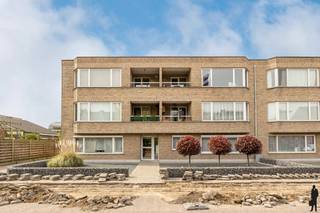 In deze kleinschalige residentie bevindt zich dit verhuurde appartement op de tweede verdieping. Het appartement is ideaal als investering of voor starters en geniet van een praktische indeling met veel lichtinval.<br /><br />Indeling: <br />Inkomhal<br />Lichtrijke woonkamer met eetplaats<br />Moderne, praktische keuken<br />Drie volwaardige slaapkamers<br />Badkamer met bad<br />Zonnig terras<br /><br /><br />Algemeen: <br />Verhuurd appartement (interessant rendement)<br />Kleinschalige residentie<br />EPC C<br />Mogelijkheid tot aankoop garage (€20.000) <br />Goede en centrale ligging<br /><br />Op zoek naar een instapklaar en ruim appartement met interessante investeringsmogelijkheden en garage-optie? Gevonden!